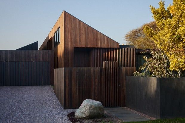 Cette Maison Cotiere En Australie Est Une Realisation De Coy Yiontis Architects Pour Un Couple De Retraites Ayant Un Faible Pour Les Voyages Maisons Cotieres Architecture Et Maison