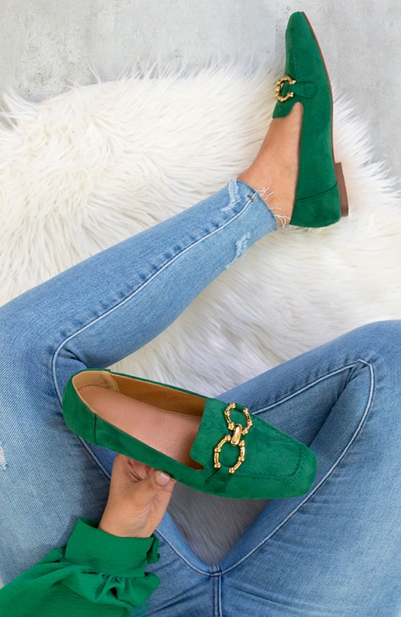Product: Hoe leuk zijn deze trendy loafers?! De groene suedine instappers zijn voorzien van een goud detail op de neus.Maten: 36 t/m 41 Pasvorm: valt als normaalDetails: suedine en gouden detailsMateriaal: 100% Suedine Gucci Mules, Loafer, Shoes, Products, Fashion, Moda, Loafers, Zapatos, Penny Loafer