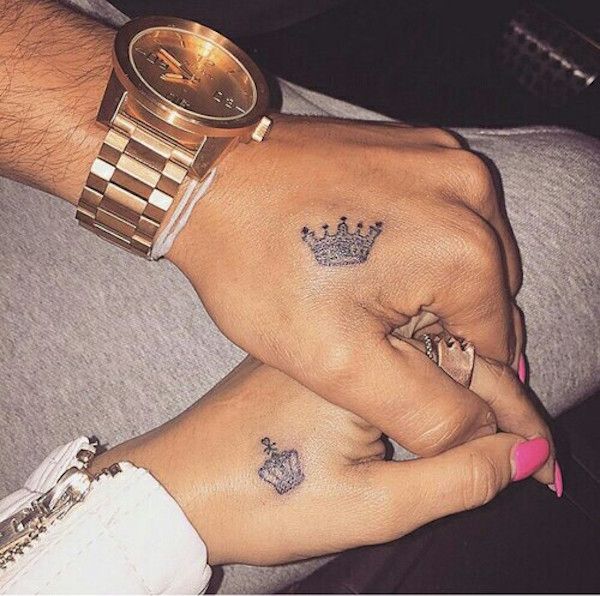 31 Couples With Matching Tattoos That Prove True Love Is Permanent Pretty Tattoos, Love Tattoos, Beautiful Tattoos, Body Art Tattoos, Tattoos For Women, Crown Tattoos, Crown Tattoo On Hand, Simple Crown Tattoo, Crown Couple Tattoo