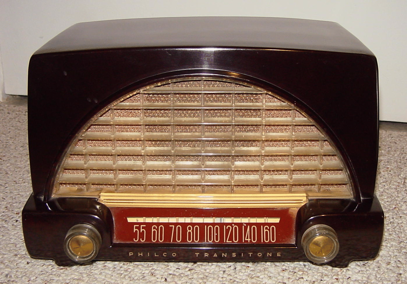 Small Bakelite Table Radio With A 1950's Automobile Theme. Philco - 1397x975 - gif 1950s Radio