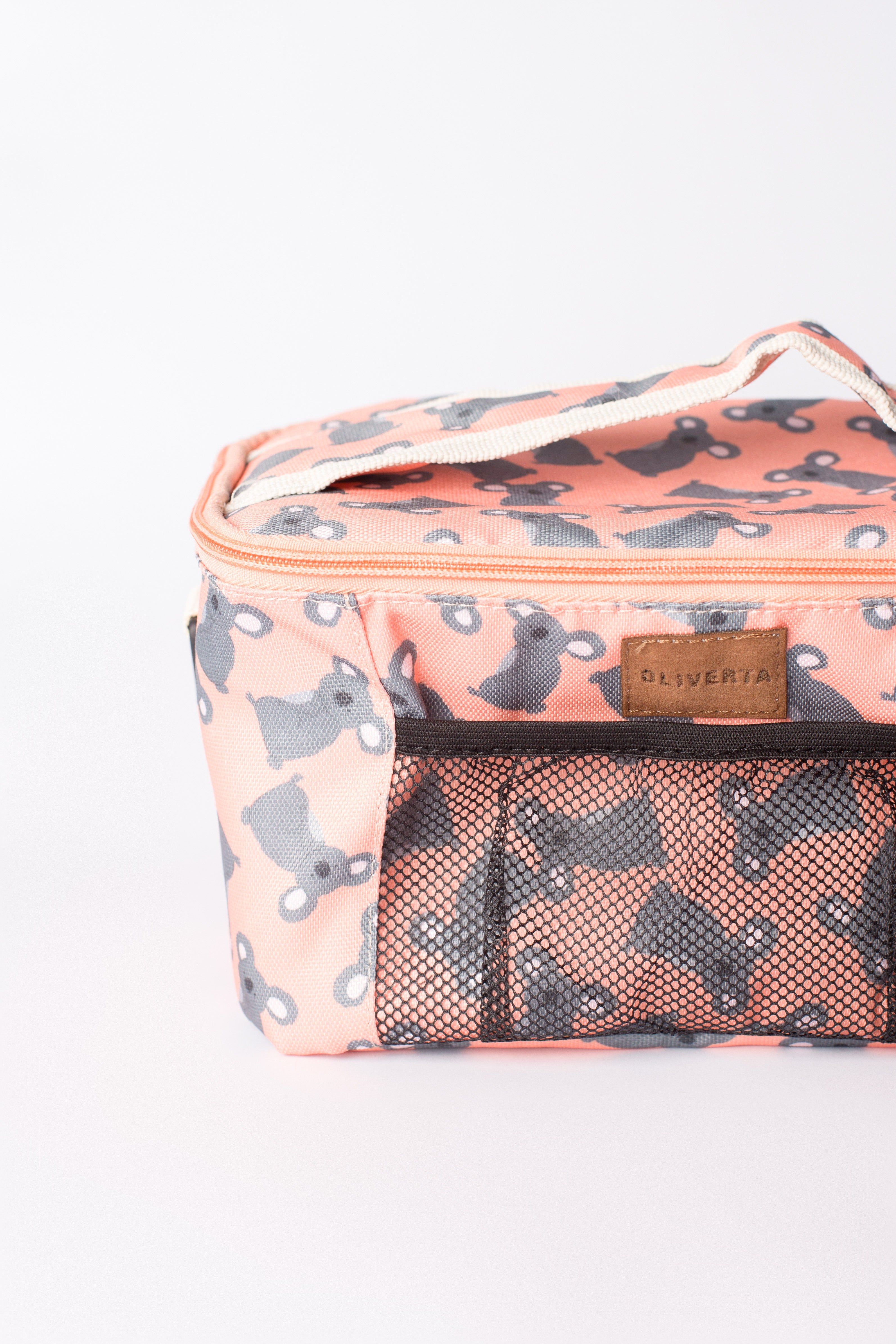 Bolso pequeño de lona estampada con interior impermeable, cierre de gran apertura en la parte superior, bolsillo de red en el frente , y gran capacidad de guardado y tiene arandelas laterales para correa. Ideal para usar como lunchera y llevar a la oficina, facu o a donde quieras tus snacks favoritos. Koala, Diaper Bag, Duffle Bag, Interior, Bags, Products, Fashion, Aperture, Raincoat