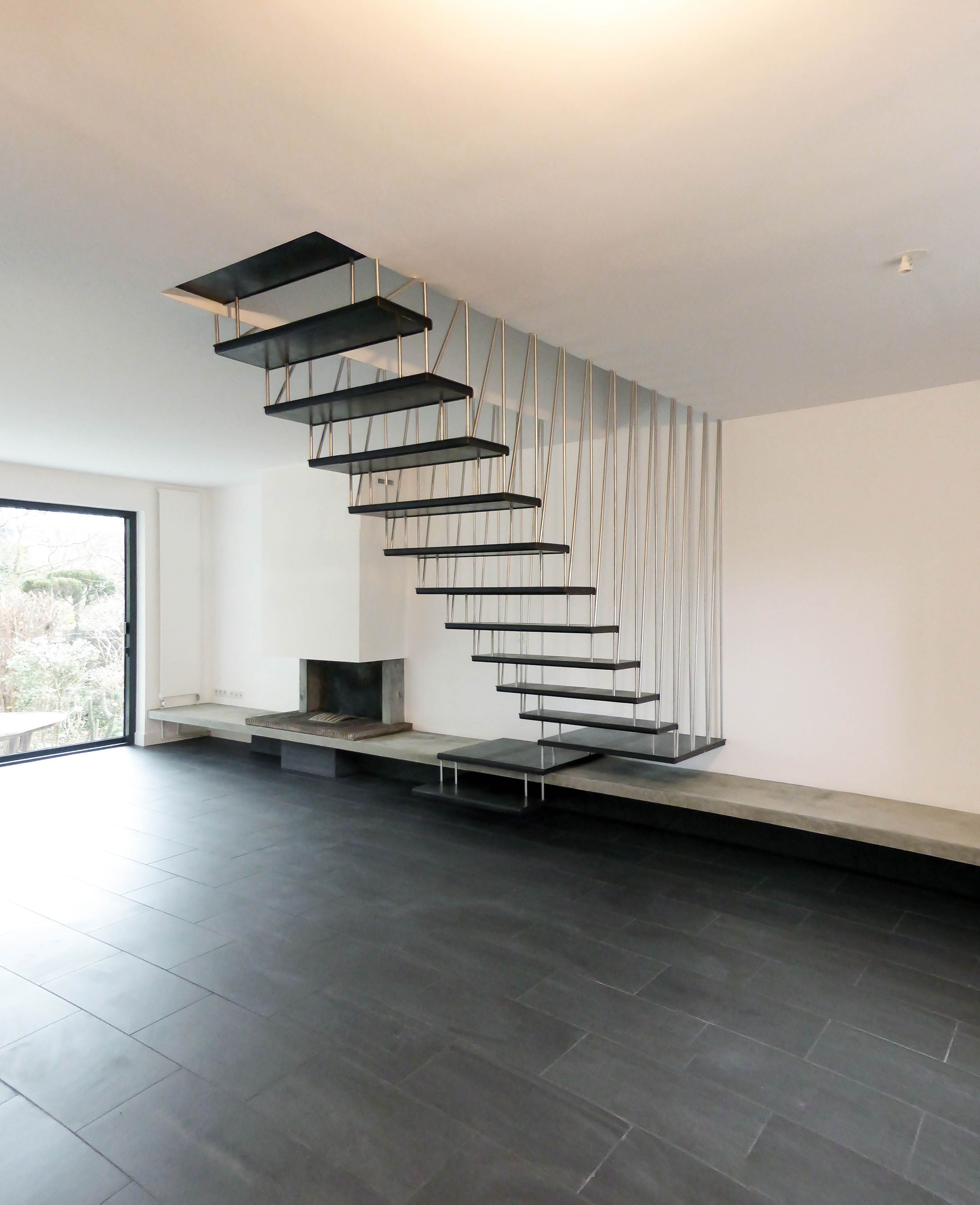 L’escalier, pièce maîtresse d’une maison, on le grimpe, on le contourne, sans se rendre compte qu’il peut être un véritable atout dans notre déco. Avec quelques idées et beaucoup d’imag... Escalier Design, Interior Architecture, Interior Design, Floating Stairs, Modern Stairs, Stair Steps, Interior Stairs, House Stairs, Staircase Design