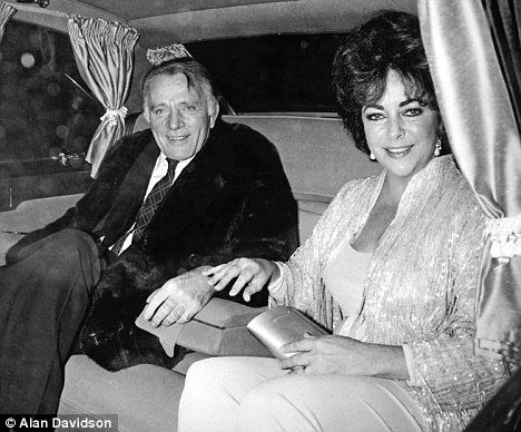 Richard Burton And Elizabeth Taylor Two Marriages Two Divorces And A Love Riven By Jealousy And Betrayal Till The End Elizabeth Taylor Richard Burton Elizabeth Taylor Burton And Taylor