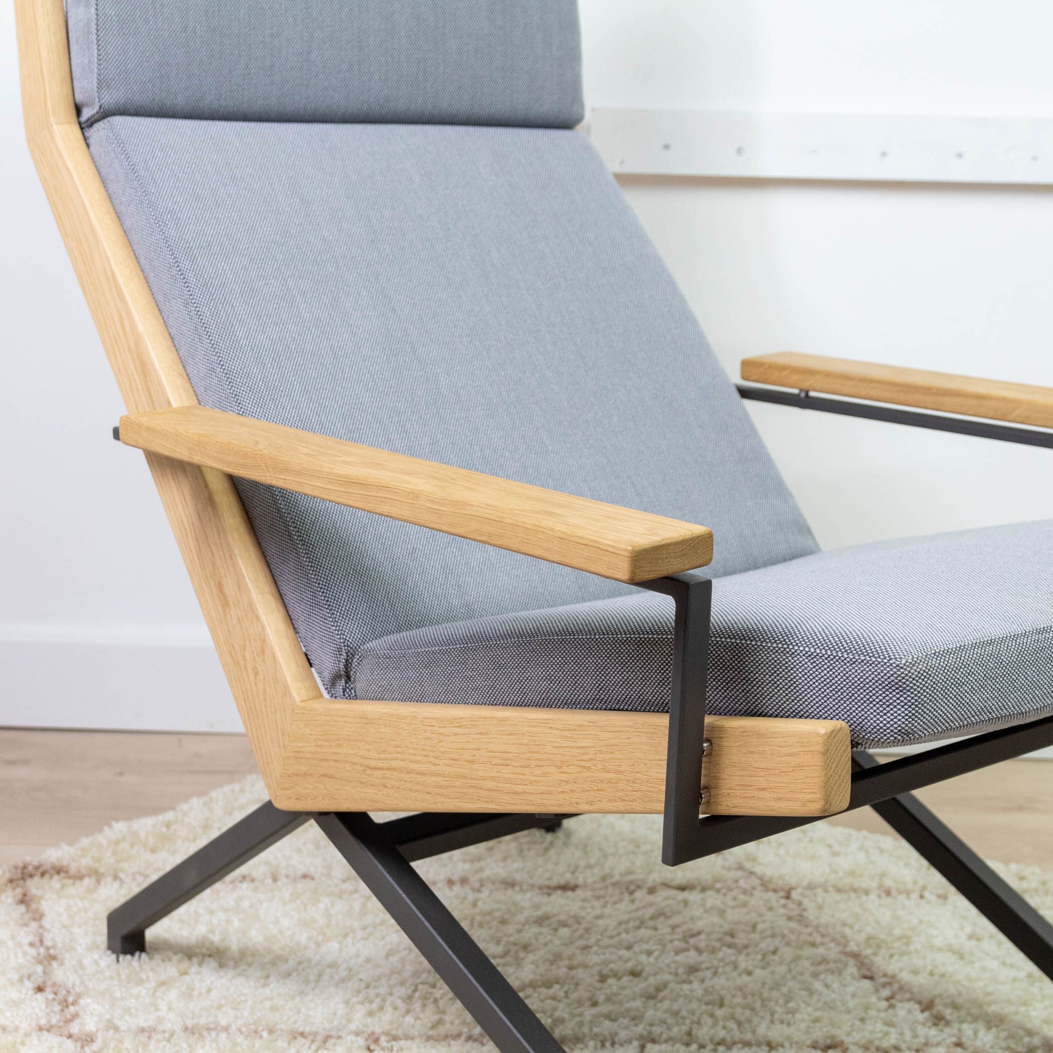 Deze fauteuil is gemaakt naar het originele ontwerp van de Lotus Lounge Chair van Rob Parry. Deze nieuw uitgebrachte designfauteuil met een ontwerp uit de jaren ’60, past prachtig in het interieur van nu en heeft een bijzonder goed zitcomfort. Dit designmeubel is een weldaad voor het oog en voor uw lichaam. De stoel is ambachtelijk gemaakt met prachtige massief houten delen welke zijn gemonteerd op een stijlvol metalen frame. Het topkwaliteit kussen is gemaakt van meubelstoffen van Kvadrat.
De Footstool, Lotus, Lounge Chair, Accent Chairs, Furniture, Home Decor, Products, Upholstered Chairs, Lotus Flower