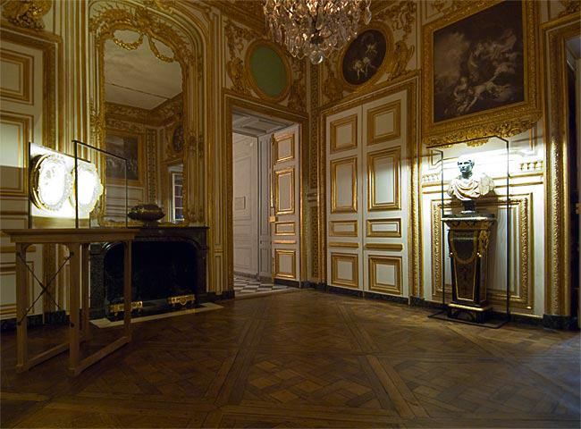 L'antichambre des Chiens, ainsi nommée car Louis XV y hébergeait ses chiens de chasse. Créée en 1738, on y avait alors remployé les l… | Billard, Louis xiv, Lambris