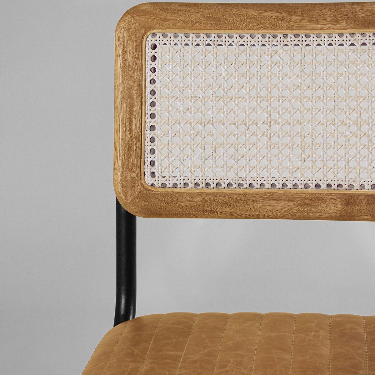 Silla de Comedor o Escritorio Tissu Cuero Estructura de tubería de hierro con pintura electrostática, asiento tapizado repujado de cuero y espaldar de esterilla sobre marco de madera de roble macizo tono natural. Las vetas, nudos y marcas irregulares son características naturales propias de la madera, además de su proceso manual que hacen que cada pieza sea única. Un mueble estilo retro. Ideal para el hogar, espacio de trabajo o proyectos de interiorismo, restaurantes, hoteles y negocios en gene Estilo Retro, Floor Chair, Flooring, Furniture, Home Decor, Farmhouse Rugs, Hotels, Restaurants, Powder Coating