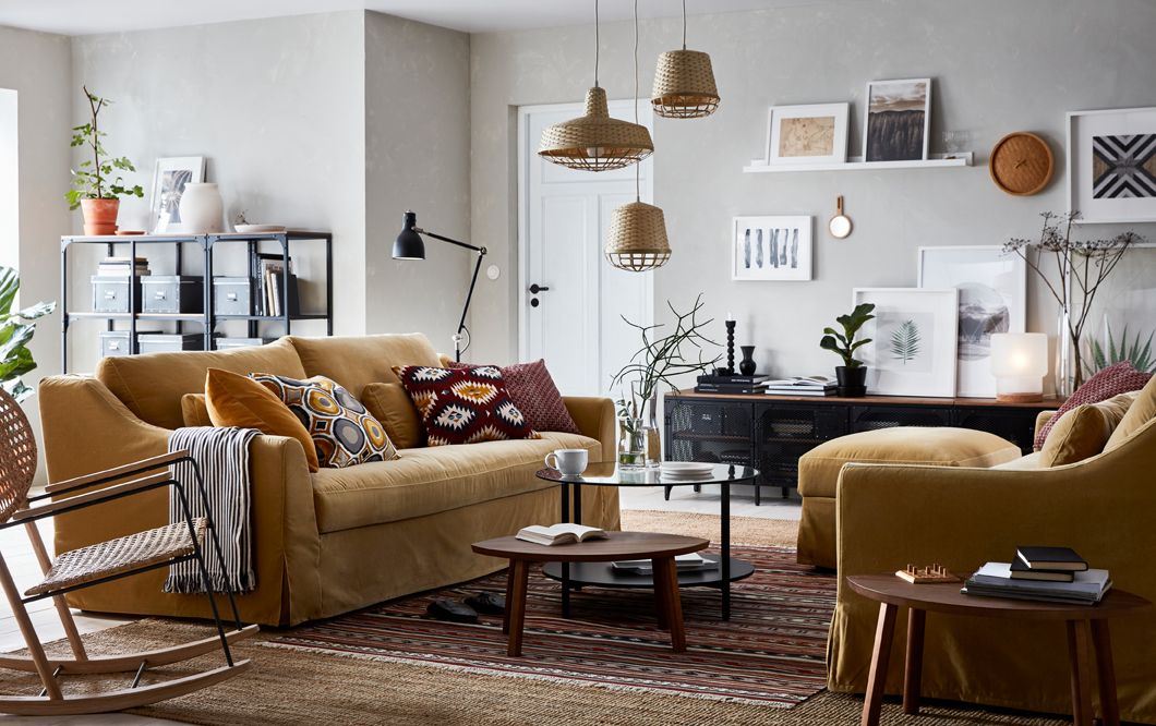 Beige, brun og gul stue med 2 fÃrlÃv 3 pers. sofaer i gul/beige, som ... Gul stue