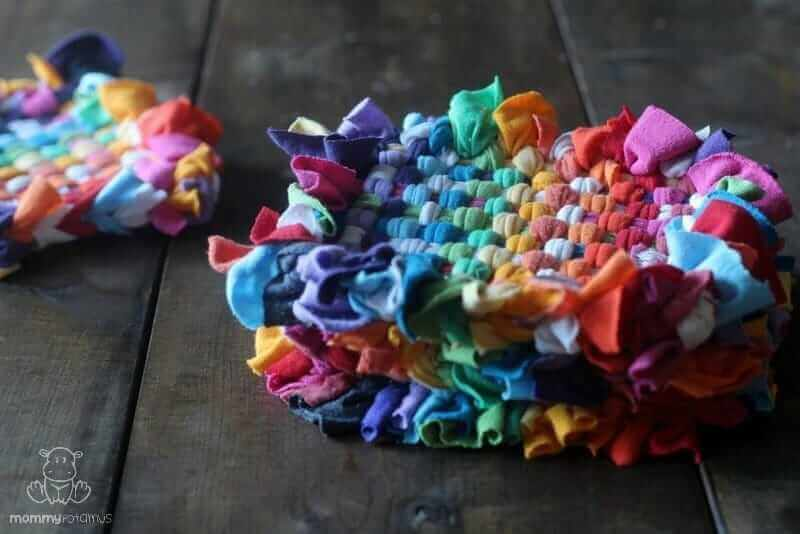 How To Make Potholders From Recycled T-Shirts Recycled T Shirts, Old T Shirts, Tee Shirts, Recycled Clothing, Recycled Fashion, T Shirt Designs, Old Clothes, Clothes Crafts, Perfect White Tee