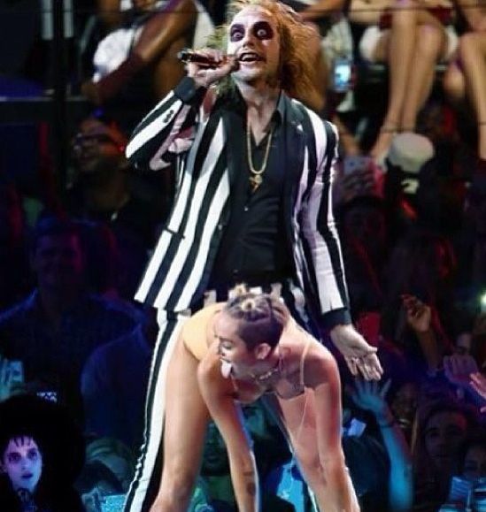Mtv Vmas 2013 Miley Cyrus Humps Beetlejuice To Blurred Lines Beetlejuice Miley Cyrus Miley