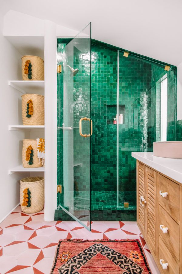 Green Tile Shower | Master Bathroom Bad Inspiration, Bathroom Inspiration, Interior Inspiration, Style At Home, Small Bathroom, Bathroom Decor, Modern Bathrooms, Colorful Bathroom, Eclectic Bathroom