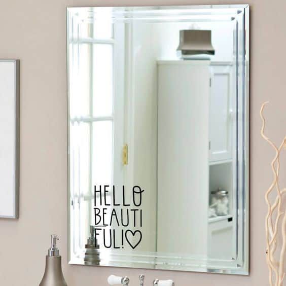Si se rodea o complementa con los objetos adecuados, que lo conviertan en un elemento decorativo clave, el cuarto de baño cambiará por completo. Feng Shui, Planer, Mirror Decal, House Of Beauty, Mirror Painting, Yoga Room, Studio Decor, Vinyl Wall Art, Hello Beautiful