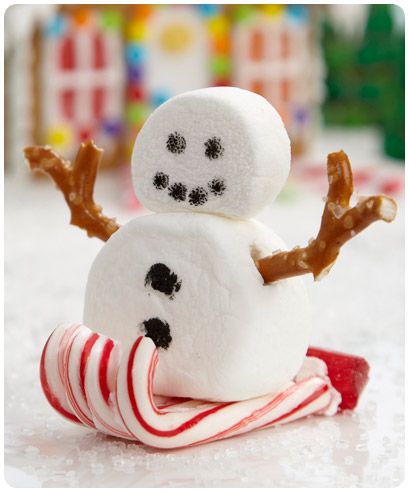 "Make Memories This Christmas: Build a Gingerbread House" -- Some cute ideas in addition to this adorable sledding snowman. Gingerbread House Parties, Christmas Gingerbread House, Noel Christmas, Christmas Goodies, Christmas Treats, Winter Christmas, Christmas Party, Christmas Decorations, Gingerbread Houses