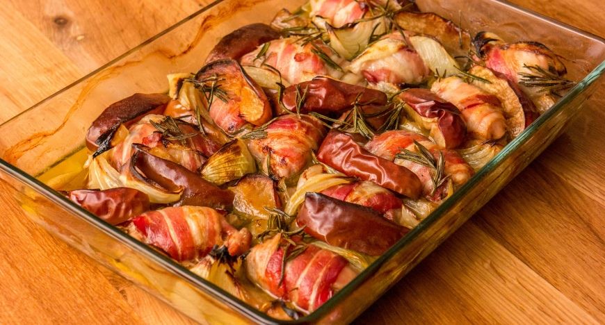 Rozmaringos tepsis csirke recept: Egyszerűen elkészíthető tepsis csirke recept, ami nem csak könnyen elkészíthető, de igazán különleges is! Köret sem kell hozzá, a sült almával, és sült hagymával önmagában isteni! Aip Recipes, Meat Recipes, Chicken Recipes, Healthy Recipes, Healthy Food, Food Dishes, Main Dishes, Hungarian Recipes, Hungarian Food