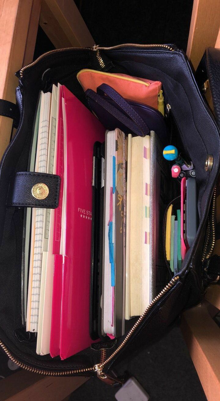 Emily Mikaelson, gêmea de Hope Mikaelson, foi levada no dia do seu na… #vampiro # Vampiro # amreading # books # wattpad College Note Taking, College Notes, College Bags, College School Supplies, Highschool Supplies, Highschool Freshman, Freshman Year, College School Bag, College Life
