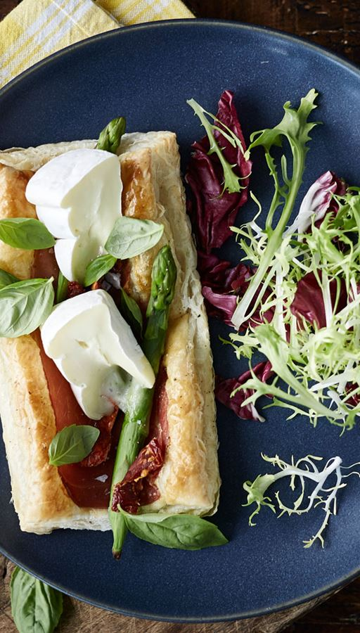 Butterdeigterte med hvitmuggost, asparges og prosciutto | Castello Quick Healthy Meals, Quick Recipes, Healthy Recipes, Puff Pastry Tart, Puff Pastry Recipes, Prosciutto Asparagus, Frisk, Dried Tomatoes, Melted Cheese
