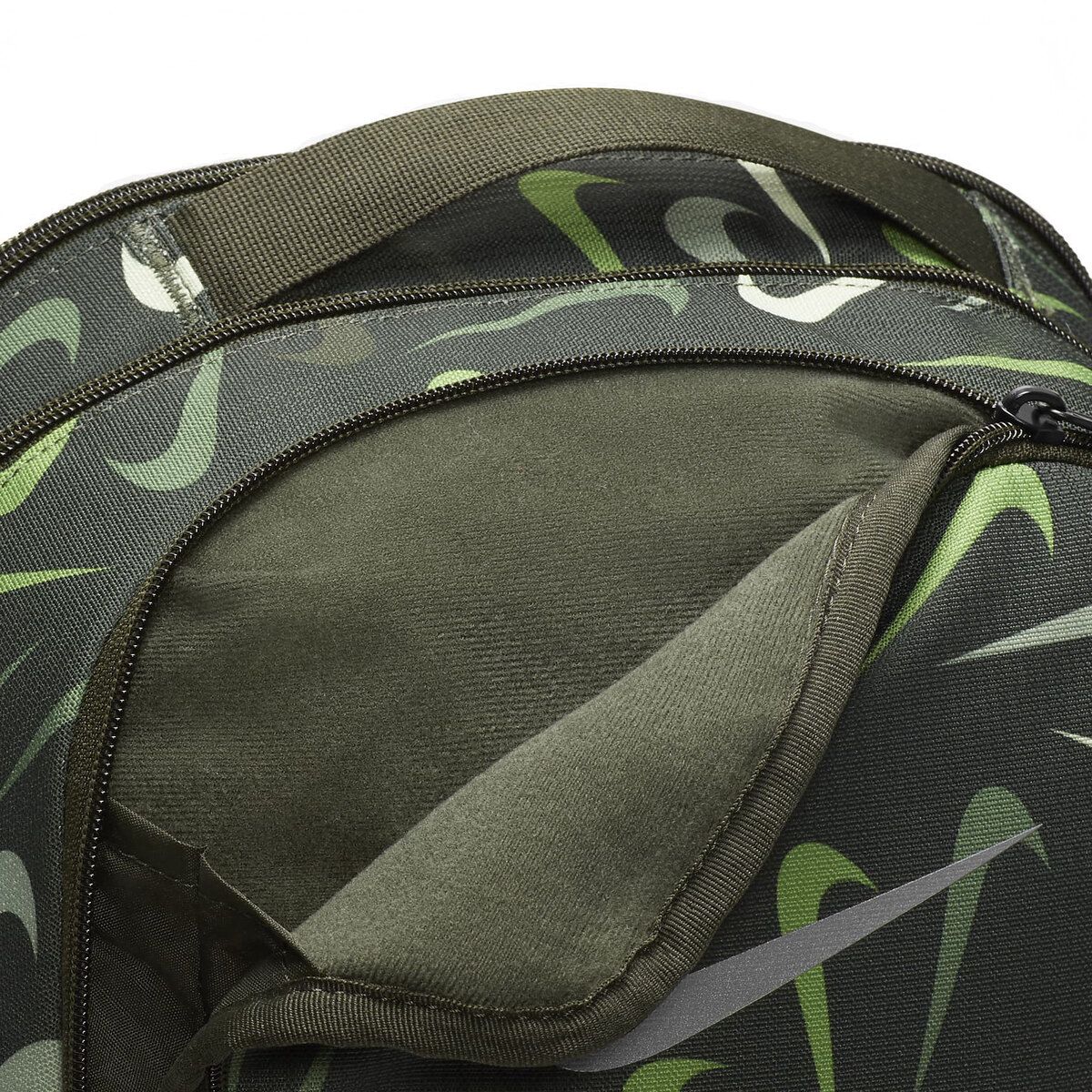 Si caben todos los logotipos swoosh en el exterior, imagina la equipación que cabe en el interior. la mochila nike brasilia te ofrece un montón de espacio organizado para que mantengas todo en su sitio y estés preparado para tu próxima aventura, aunque sea ir al colegio o al gimnasio. el diseño duradero soporta el uso diario. este producto se ha confeccionado con, al menos, un 50 % de fibras de poliéster reciclado. Mochila Nike, Cabe, Exterior, Backpacks, Fashion, Gym, Upcycling, Adventure, Logos