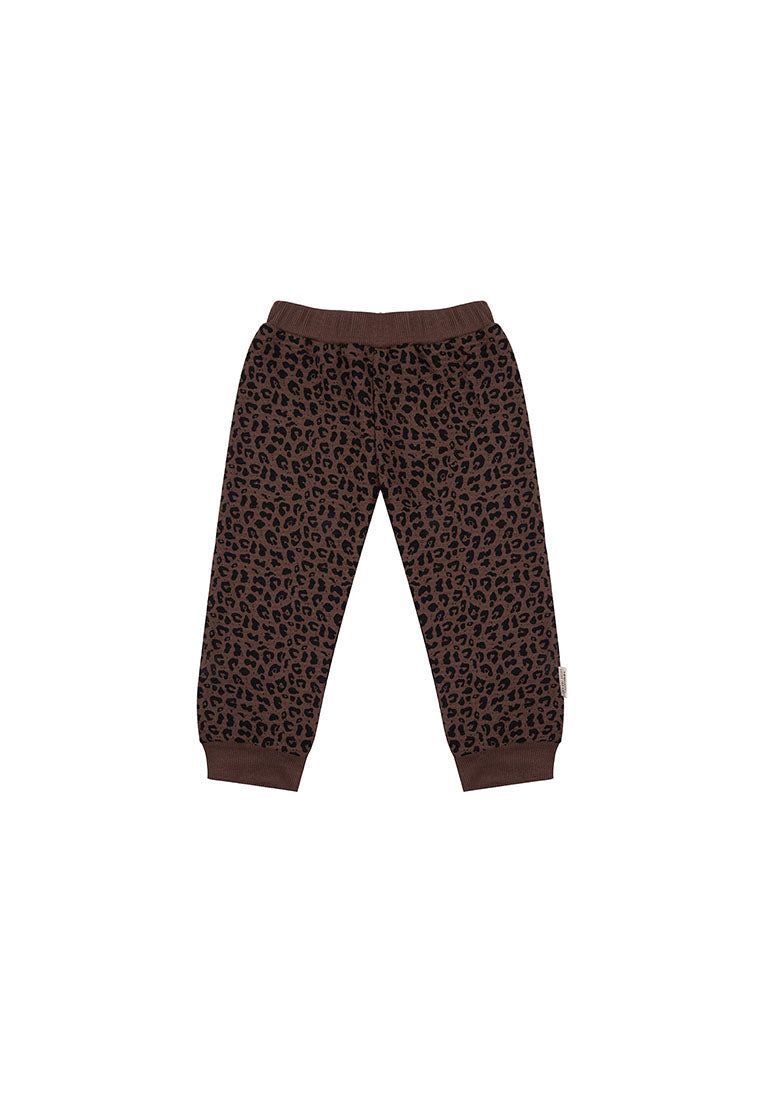 Lekker warm slapen met deze leuke pyjama van Little Indians. De pyjama bestaat uit een broekje en een shirt met lange mouwen en is uitgevoerd in een zachte wafel stof. Pyjama Little Indians Leopard Eigenschappen:- Materiaal: 95% biologisch katoen / 5% elasthane- Bestaande uit een broek en shirt met lange mouwen- Voorzien van een wafelstructuur Zacht biologisch katoen Valt normaal Duurzaam geproduceerd in Turkije Verzending Gratis Verzending vanaf € 50 (NL) en € 75 (BE Verzending binnen 2 werkdag Kidswear, Leopard, Pajamas, Sweatpants, Products, Fashion, Pjs, Moda, Fashion Styles