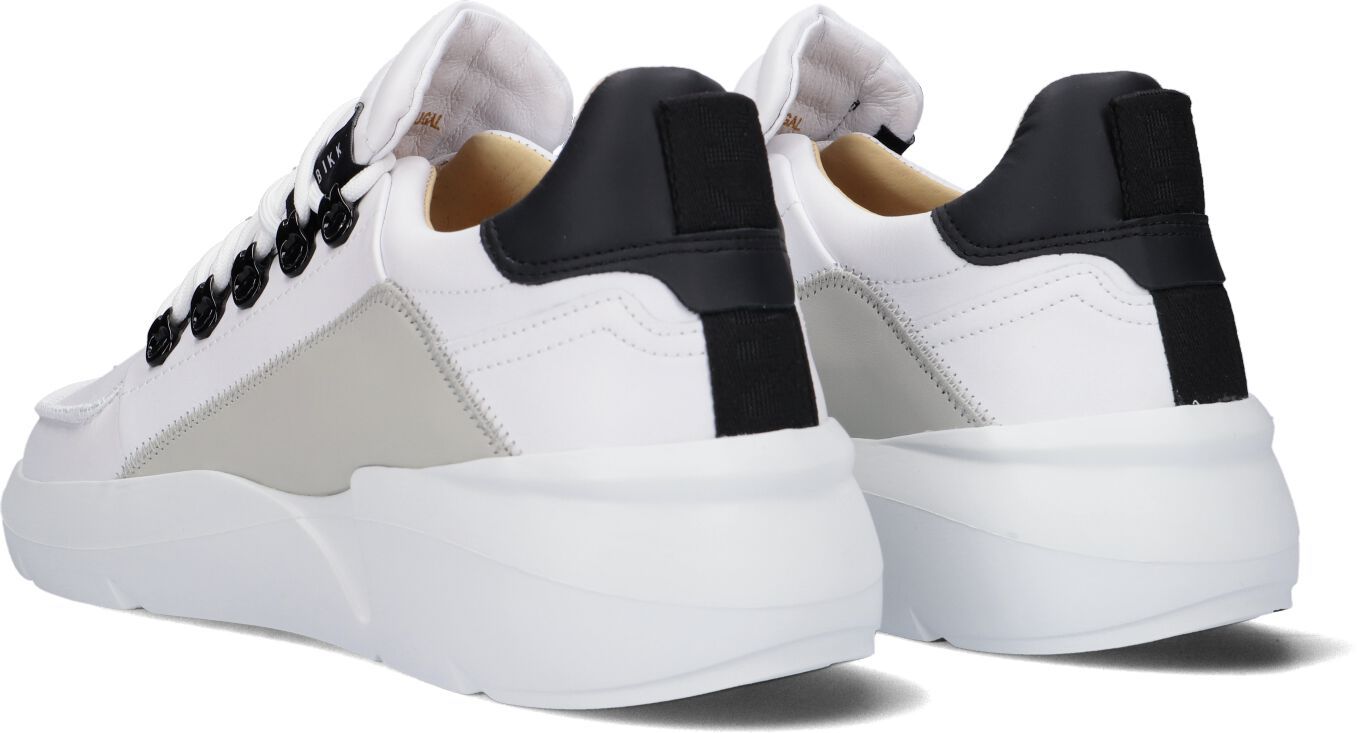 Nubikk's Roque Roman MEN is een heren sneaker met een afgeslankte zool en is handgemaakt in Portugal. Deze sneaker heeft een bovenwerk van wit leer met mesh met een stoere opstaande neusnaad en grijze en zwarte accenten. De witte 'blown up' EVA zool deze geeft ultiem comfort, is erg licht van gewicht en in combinatie met de comfortabele gedempte binnenzool lijkt het alsof je op wolken loopt. De schoen heeft opvallende en en unieke Nubikk-elementen zoals de zwarte veterhaken, het zwarte textiele Roman Man, Casual Look, Men, Products, Guys, Gadget