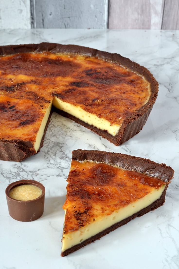 Creme Brulee Tart - Chocolate pastry, filled with sweet custard and topped with a caramel layer. Decadent Desserts, No Bake Desserts, Just Desserts, Delicious Desserts, Dessert Recipes, Yummy Food, Plated Desserts, Healthy Food, Healthy Dessert