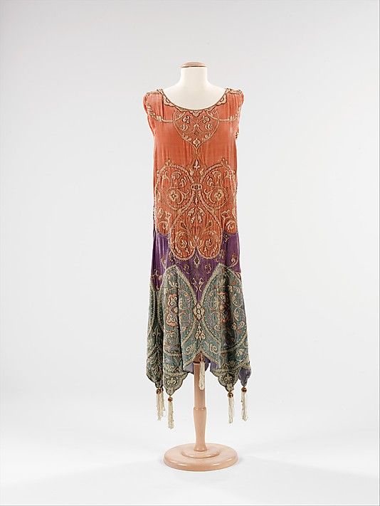 Evening dress 1923 20s Fashion, Moda Fashion, Fashion History, Art Deco Fashion, Vintage Fashion, Fashion Design, Victorian Fashion, Fashion Ideas, 1920s Outfits
