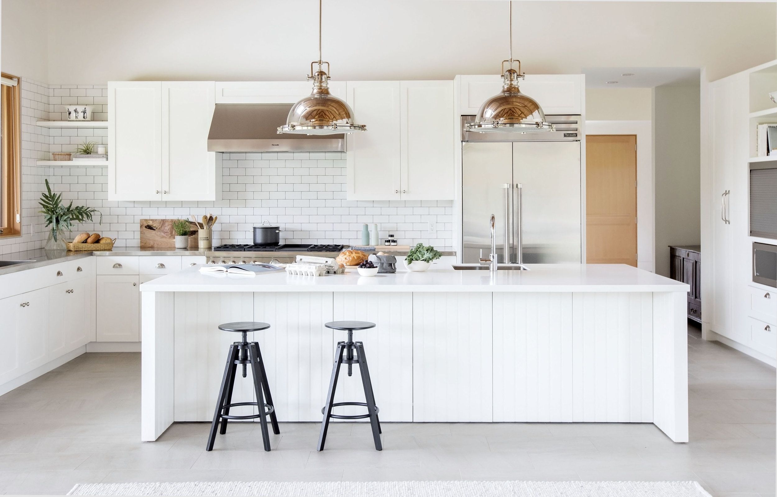 White Modern Farmhouse Kitchen, Architect Scott Posno White Modern Farmhouse Kitchen, Architect Scott Posno