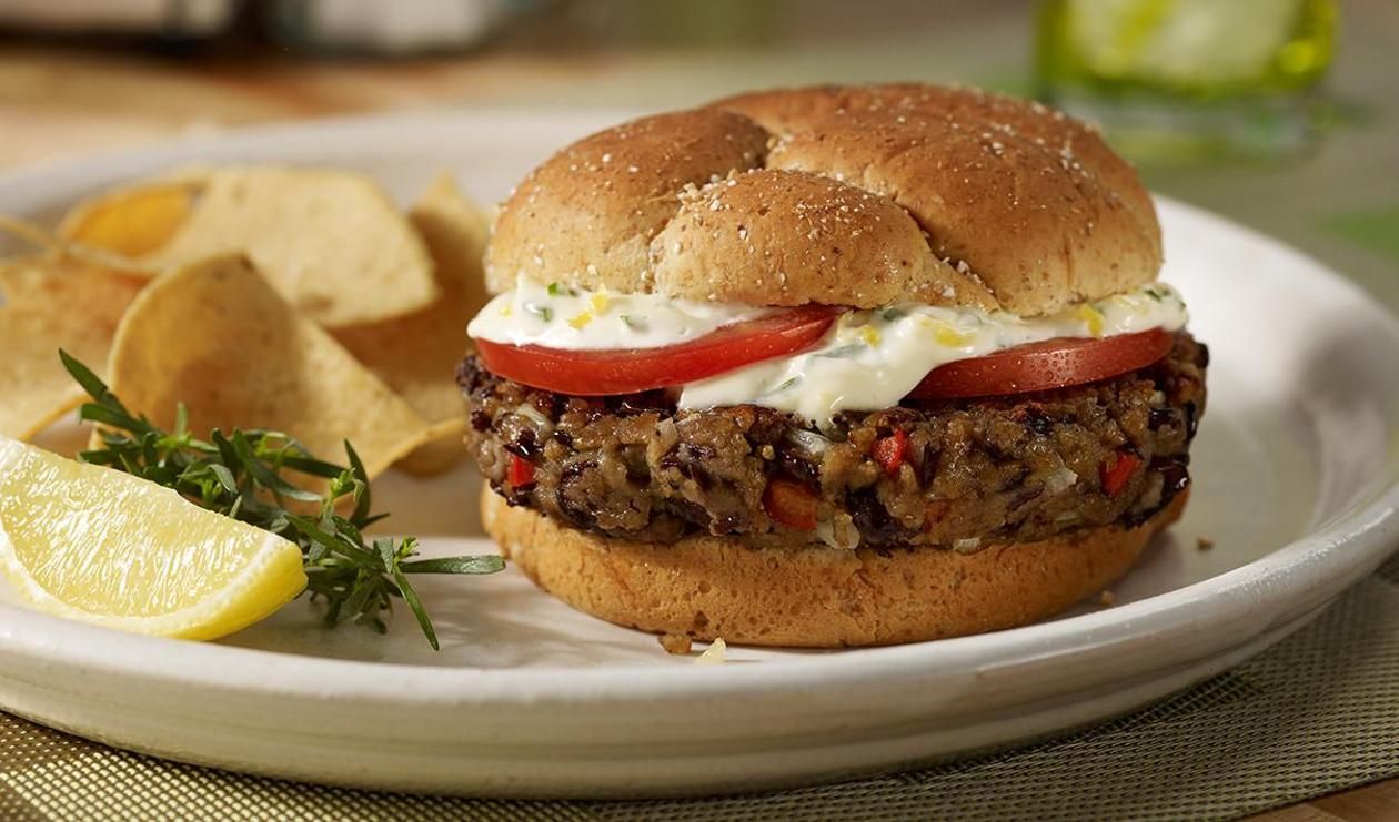 Wegetarianski Burger Z Czerwonej Fasoli Recipe Unilever Food Solutions Recipe Veggie Burgers Recipe Burger Black Bean Burgers