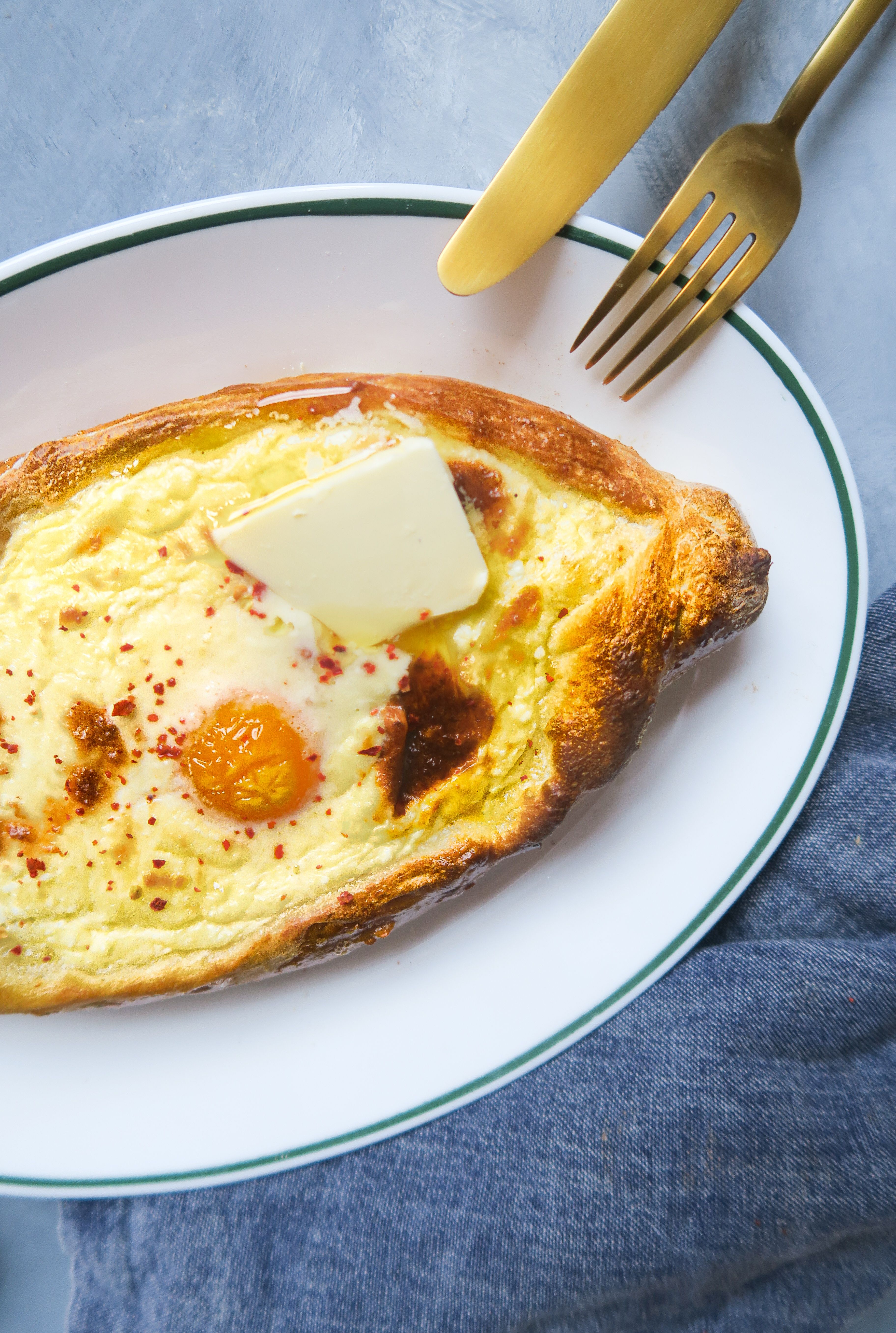 Khachapuri (Georgisch brood met kaas en ei) bestaat uit brooddeeg met een in de oven gesmolten kaasmengsel, een eitje en een klont boter. Zo lekker, dat we niet anders konden dan het zelf ook eens maken. En dat blijkt helemaal niet zo moeilijk te zijn als het lijkt! A Food, Good Food, Pizza, Brooding, Good Healthy Recipes, Cookbook, French Toast, Eggs, Meet