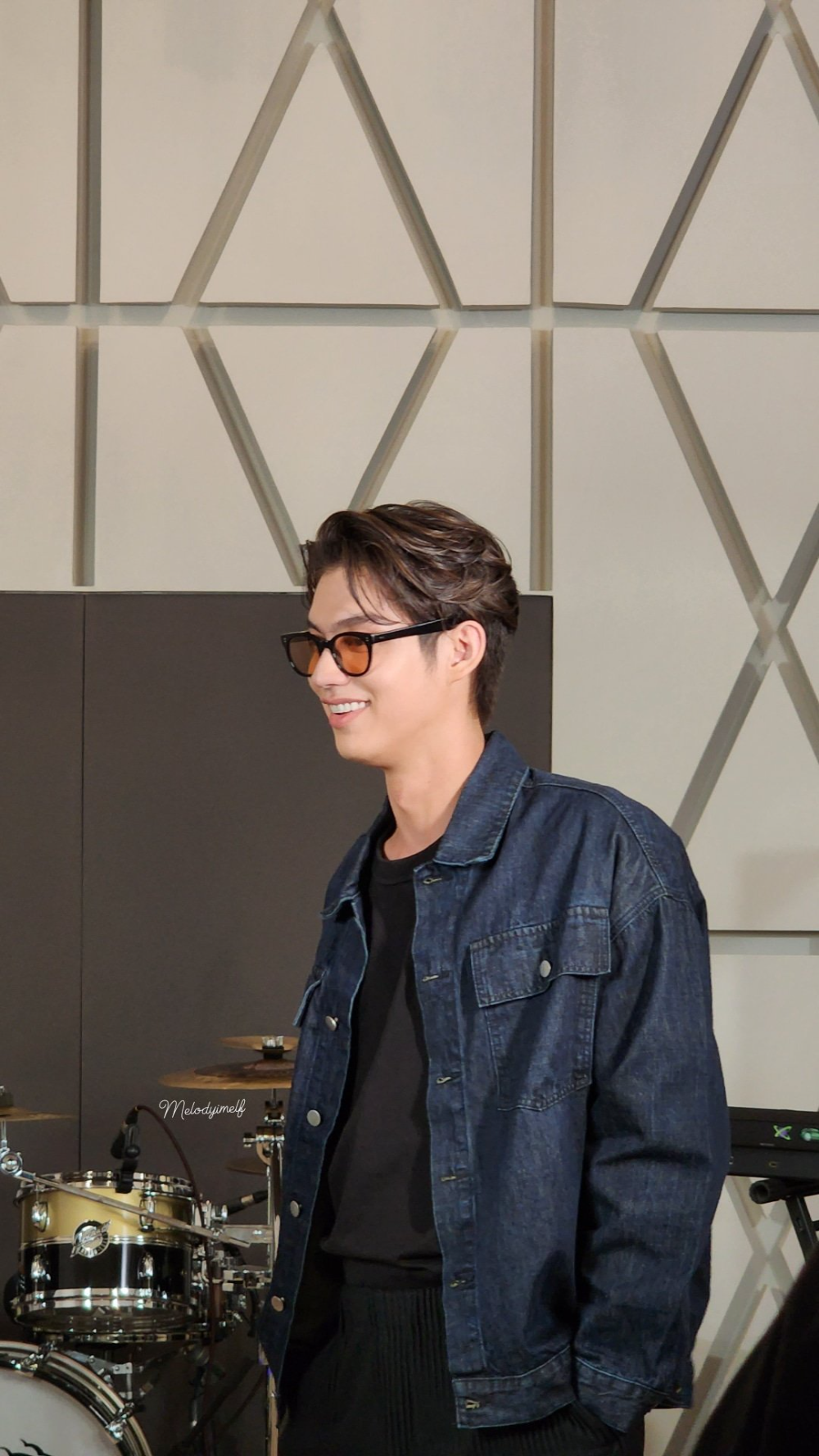 Denim Button Up, Button Up Shirts, Bright Pictures, Twitter, Korea, Denim Jacket, Thyme, Quick, Vibes
