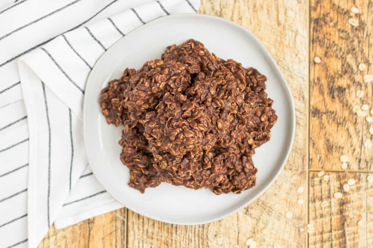 These classic chocolate peanut butter no-bake cookies are soft, chewy, and filled with rich chocolate peanut butter flavor. No Bake Cookies Recipe Peanut Butter, Best No Bake Cookies, Best Oatmeal Cookies, Chocolate Oatmeal Cookies, Chocolate Oats, Sugar Free Cookies, Lemon Cookies, Chocolate Chip Cookie Dough, Chocolate Peanuts