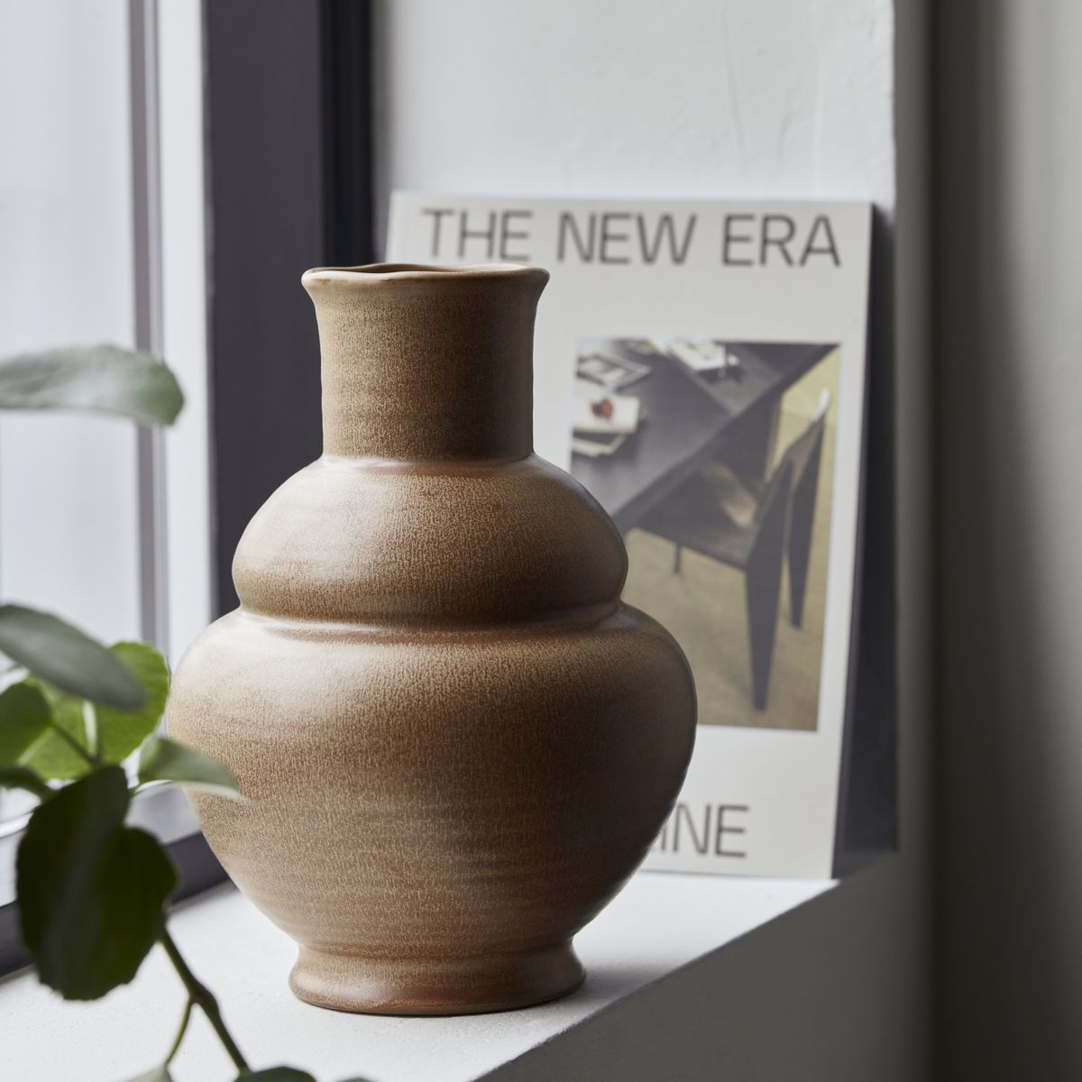 De organische, zachte vormen van de handgemaakte Liva vaas voegen een sculpturaal accent aan je interieur toe. De vaas is gemaakt van aardewerk voor een rustieke uitstraling en afgewerkt met glazuur in een warme camelkleur. Een neutrale, moderne kleur die rust geeft en moeiteloos in elke interieurstijl past. Omdat het glazuur reactief is, kunnen de kleur en afwerking variëren. Hierdoor is elke vaas uniek. Combineer Liva met andere vazen van House Doctor in dezelfde kleur of met decorelementen in House Doctor, Home Decor Vases, Handmade Vase, Unique Vases, Color Glaze, D 20, Elegant Christmas, Candle Stand, Elegant Homes