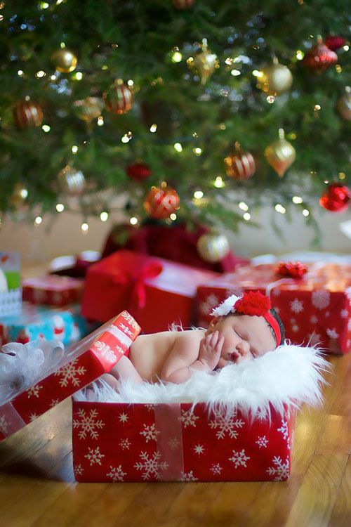 Newborn Christmas Photos - Newborn in a Present #christmas #christmasphotos #ba...