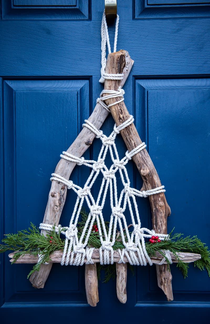 EASY DRIFTWOOD MACRAME CHRISTMAS WREATH - PLACE OF MY TASTE Do It Yourself (DIY) & Crafts - Jonathan Alonso Webpage : www.thejonathanalonso.com #diyfun #crafts #doityourselfdecor #doityourselfworkshop #JonathanAlonso Driftwood Macrame, Holiday Themes, Holiday Crafts, Holiday Fun, Diy Macrame Plant Hanger, Macrame Diy, Macrame Hanging, Macrame Knots, Door Hanging