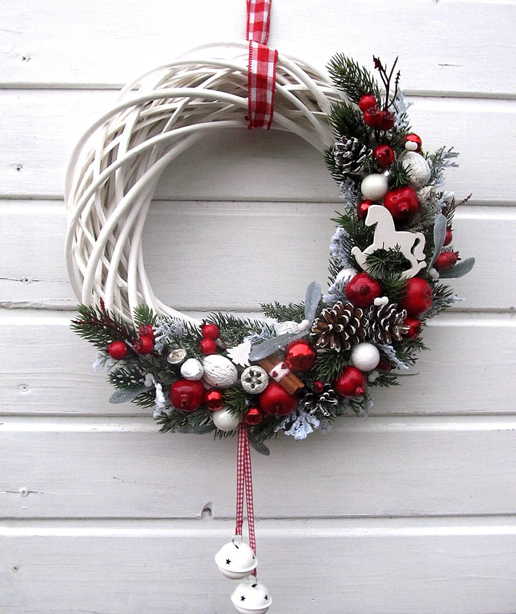 🦌 Couronne de noël avec tiges de sapin, boules rouges et blanches et cocottes ⛄ Inspiration de décorations et d’aménagement intérieur de noël #noel #habitation #vivahabitation #decoration #decorationInterieur #amenagement #design #decoDeNoel #couronnes Christmas Wreaths To Make, Christmas Makes, Christmas Mood, Holiday Wreaths, Christmas Projects, Christmas Decor Diy, Christmas Ornaments, Christmas Ideas, Mery Crismas