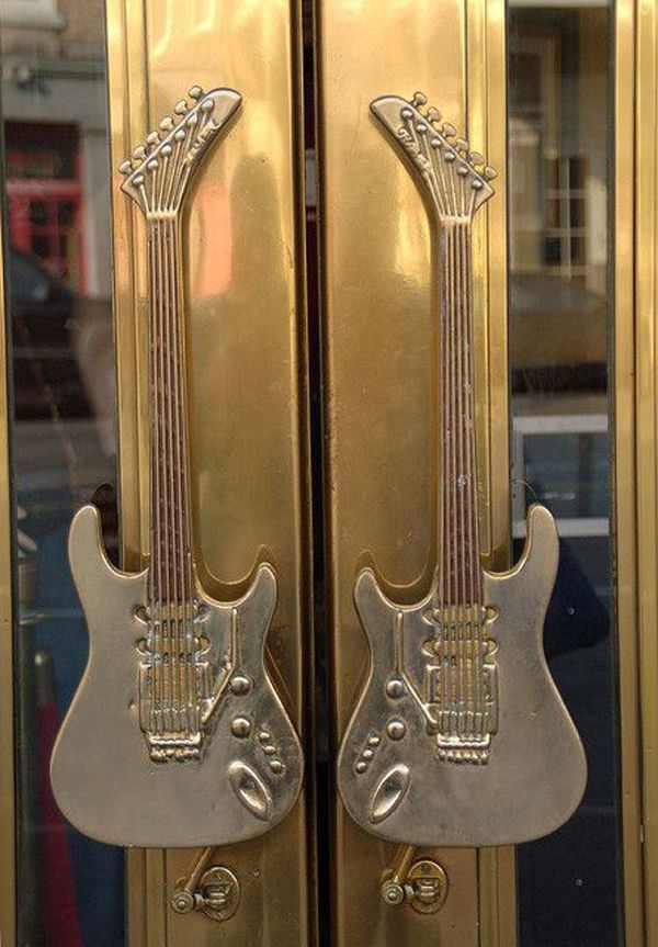 john hays offene türpolitik guitar door handles tür holz fenster und türen eingang zieht türgriffe houseknockers and hardware pinterest john hays offene türpolitik guitar door handles tür holz fenster und türen eingang zieht türgriffe houseknockers and hardware pinterest