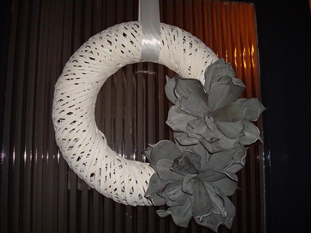 Mooie krans voor aan de voordeur. Krans komt bij de action vandaan en deze bloemen kan je volop kopen bij het tuincentrum. Wreaths For Front Door, Door Wreaths, Styles P, Garden Center, Flower Gift, Action, Beautiful, Om, Grey
