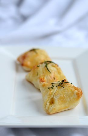 Blätterteigpäckchen mit Ziegenkäse und Birne