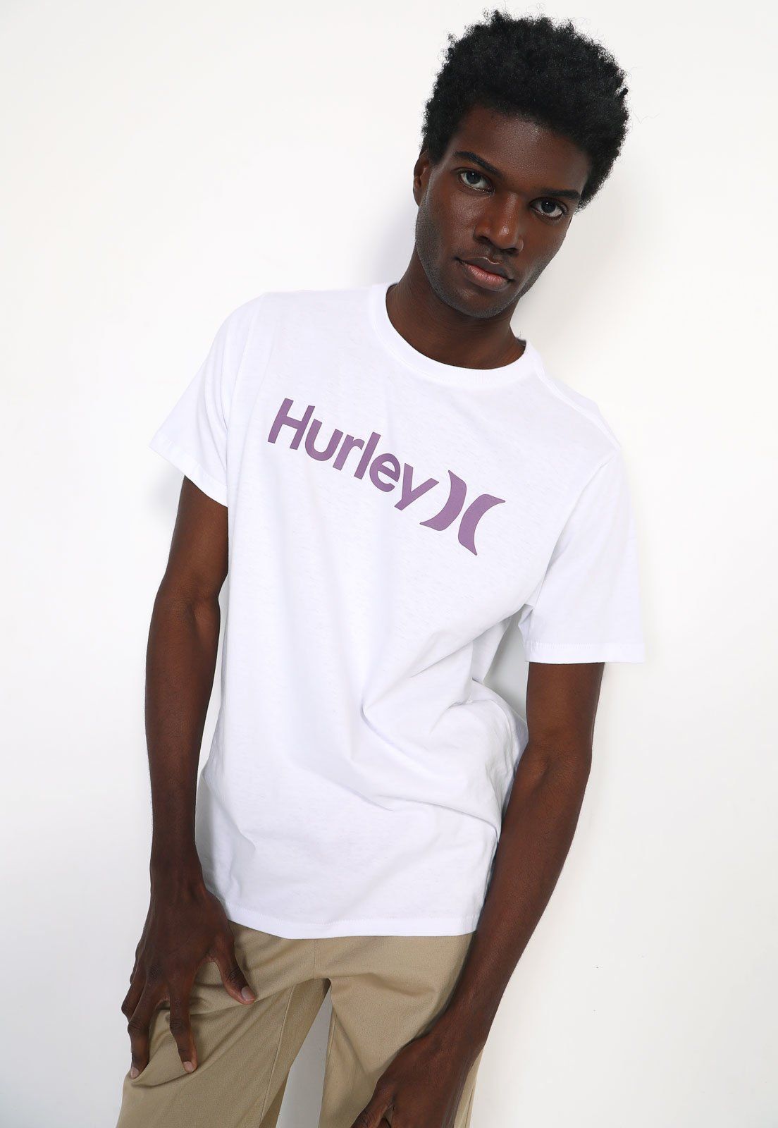 Camiseta Hurley O&O Solid BrancaModelagem: RetaGola: RedondaManga: CurtaEstampa: LogoMedidas da peça no tamanho M:• Ombro: 13cm• Ombro a ombro: 48cm• Comprimento da manga: 25cm• Largura da manga: 36cm• Comprimento da peça: 72cm• Tórax: 110cm(Medidas com elasticidade)Medidas do Modelo: Altura: 1,89m/ Tórax: 92cm/ Manequim: 38.Versátil E Estilosa: As camisetas são itens indispensáveis em um guarda-roupa moderno, são perfeitas para dar aquele toque urbano e descolado com personalidade! Aposte com p Hurley, Toque, Look, 1, Manga, Mens Tops, T Shirt, White, Products