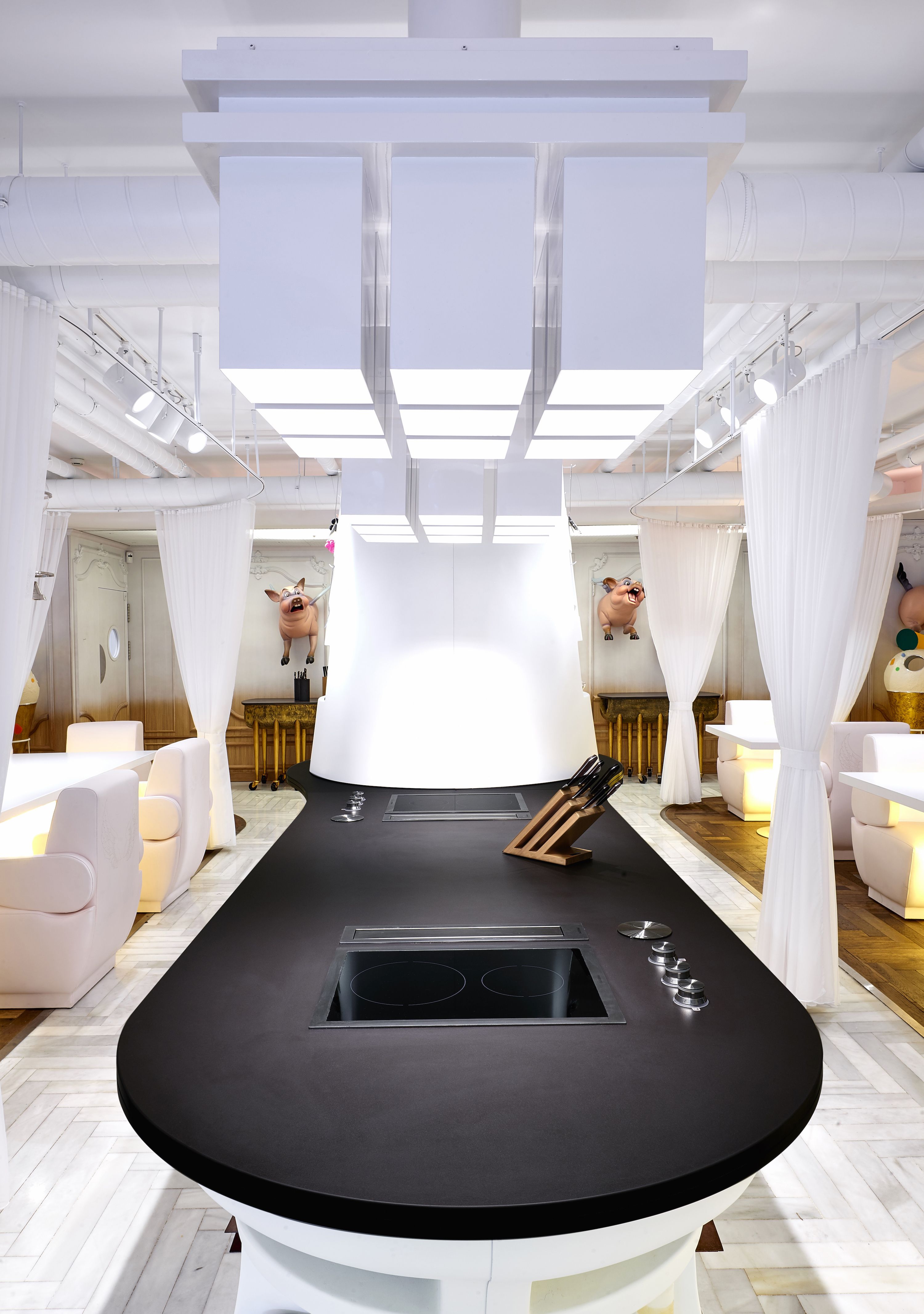 The Prestigious Spanish Chef Dabiz Muñoz Has Used Products Of Our Brands Dekton Silestone And Mármol Blanco Macae Barras Para Restaurante Diverxo Restaurantes