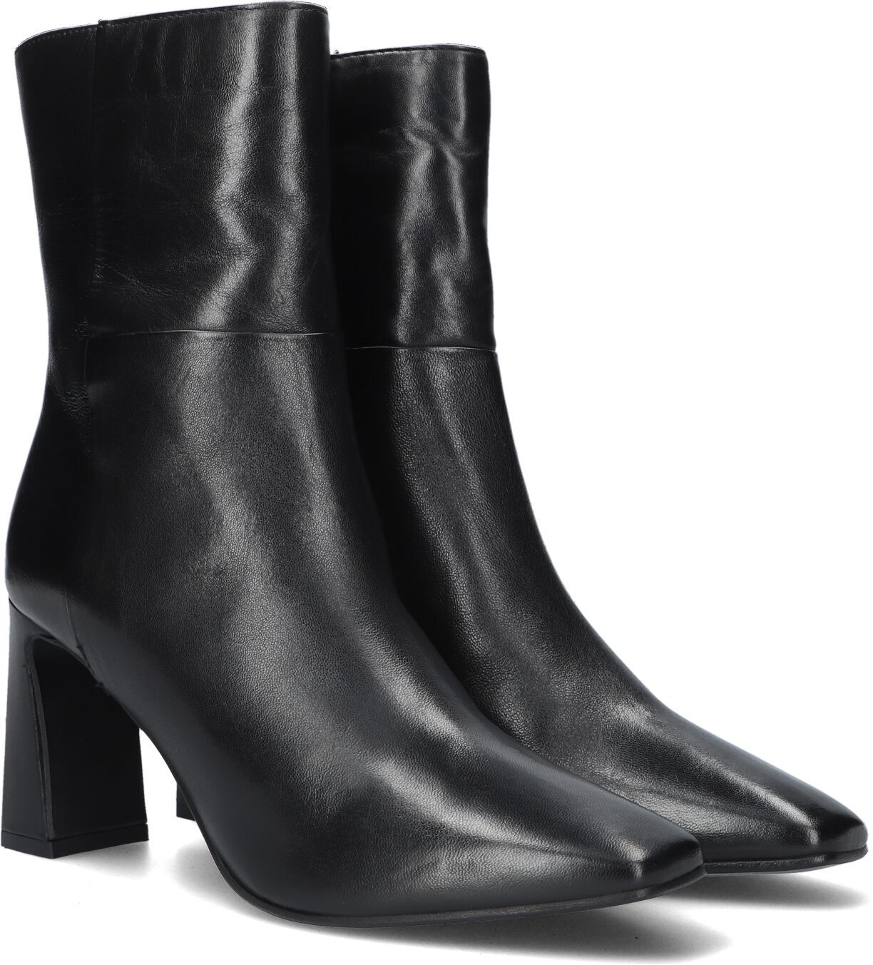 De elegante, Italiaanse ontwerpen van het merk Notre-V zijn er voor de verfijnde vrouw die er graag effortless chic uitziet. Gemaakt van luxe materialen met subtiele accenten en een knipoog naar de laatste trends. Deze enkellaars 50225 is gemaakt van zwart, glanzend leer en heeft subtiele details. Zo heeft dit model fijne naden aan de schacht. De lichte carré neus geeft de schoen een chique look en de hak van 8 centimeter hoog maakt dit plaatje compleet. Het binnenwerk is gemaakt van textiel en Elegant, Heels, Boots, Products, Fashion, Classy, Heel, Crotch Boots, Moda