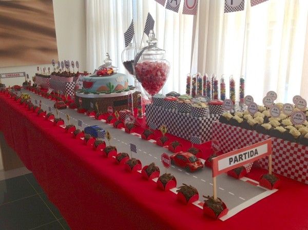 A mesa com a pista de corrida dos carros Mais Hot Wheels Birthday, Hot Wheels Party, Race Car Birthday Party, 2nd Birthday Party Themes, Party Themes For Boys, Boy Party, Boy Birthday, Kids Party, Cars Birthday Party Disney