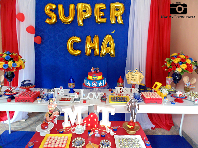 Decoração de festa com tema de super heróis. Esse foi para um chá de cozinha tema Mulher Maravilha Decoração chá de cozinha, Chá de cozinha temático, Chá de panela