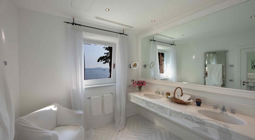 Dotato Di Camere E Suite Con Interni Sontuosi E Affaccio Sul Mar