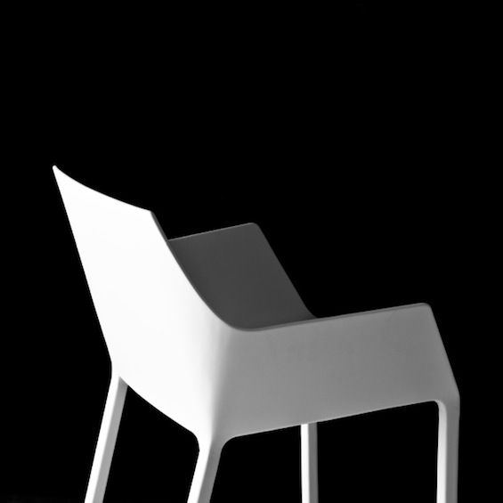 Cette chaise dessinée par Christophe Pillet pour Kristalia tire son nom du mot « Mem » qui signifiait « eau » en Egyptien ancien. Fabriquée en polypropylène moulé renforcé de fibre de verre, elle possède un dessin élégant et intemporel, entre courbes et lignes tendues. Empilable, cette chaise est utilisable aussi bien en intérieur qu’en extérieur. Modern Contemporary Design, Furniture Design Modern, Fitted Furniture, Cool Furniture, Office Furniture, Outdoor Furniture, Design Minimal, Minimalist Design, Molded Chair