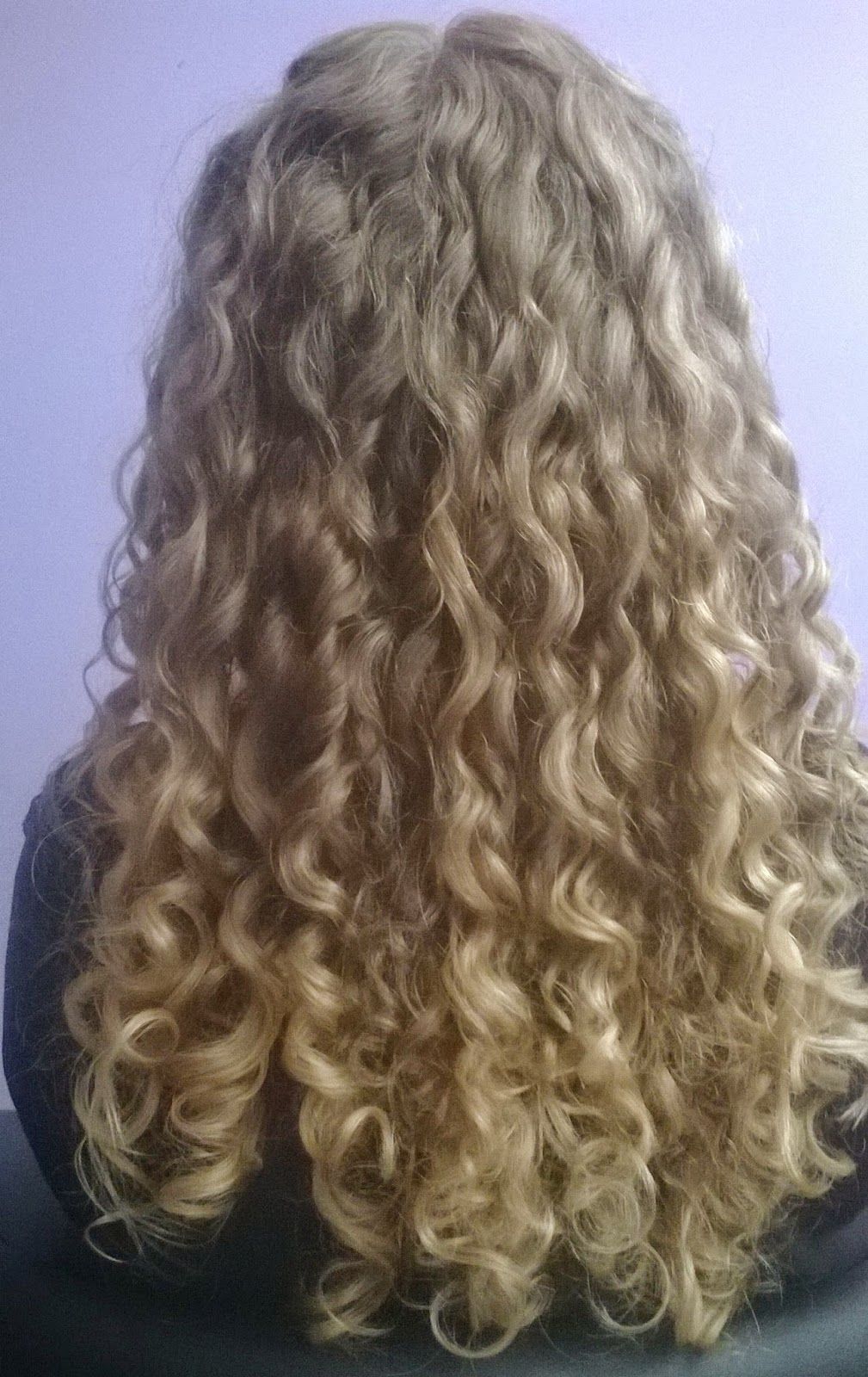 Włosy. Koloryzacja. Pielęgnacja. Kosmetyki.: Hydroksyetylceluloza. Złoto dla kręconowłosych Blond, Curly Hair Styles, Beauty, Beauty Illustration