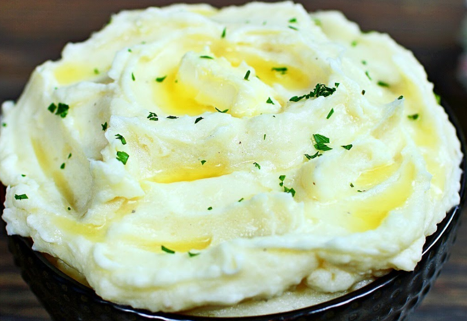 How To Make The Creamiest Mashed Potatoes (With images) | Easy potato