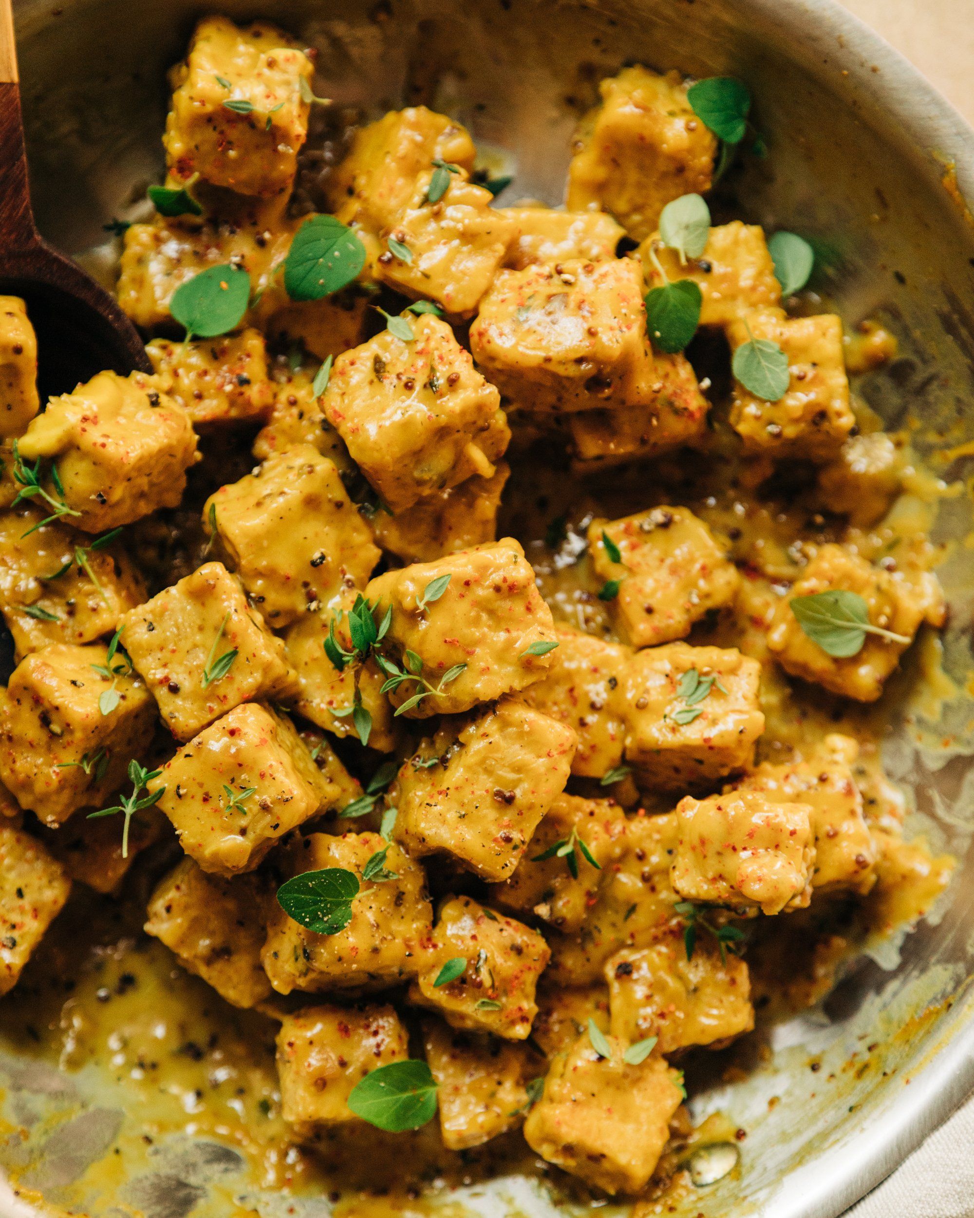 This quick maple mustard tempeh recipe is so flavourful! Protein-rich tempeh is coated in a sauce made with two types of mustard, maple syrup, white wine, shallots, garlic, thyme, miso, and lemon. This plant based main cooks up in 25 minutes and is simple to prepare. This recipe is perfect if you're looking for a high protein vegan dinner option. Vegan Dinner Recipes, Vegan Dinners, New Recipes, Vegetarian Recipes, Dump Recipes, Delicious Recipes, Healthy Recipes, Maple Mustard, Yellow Mustard