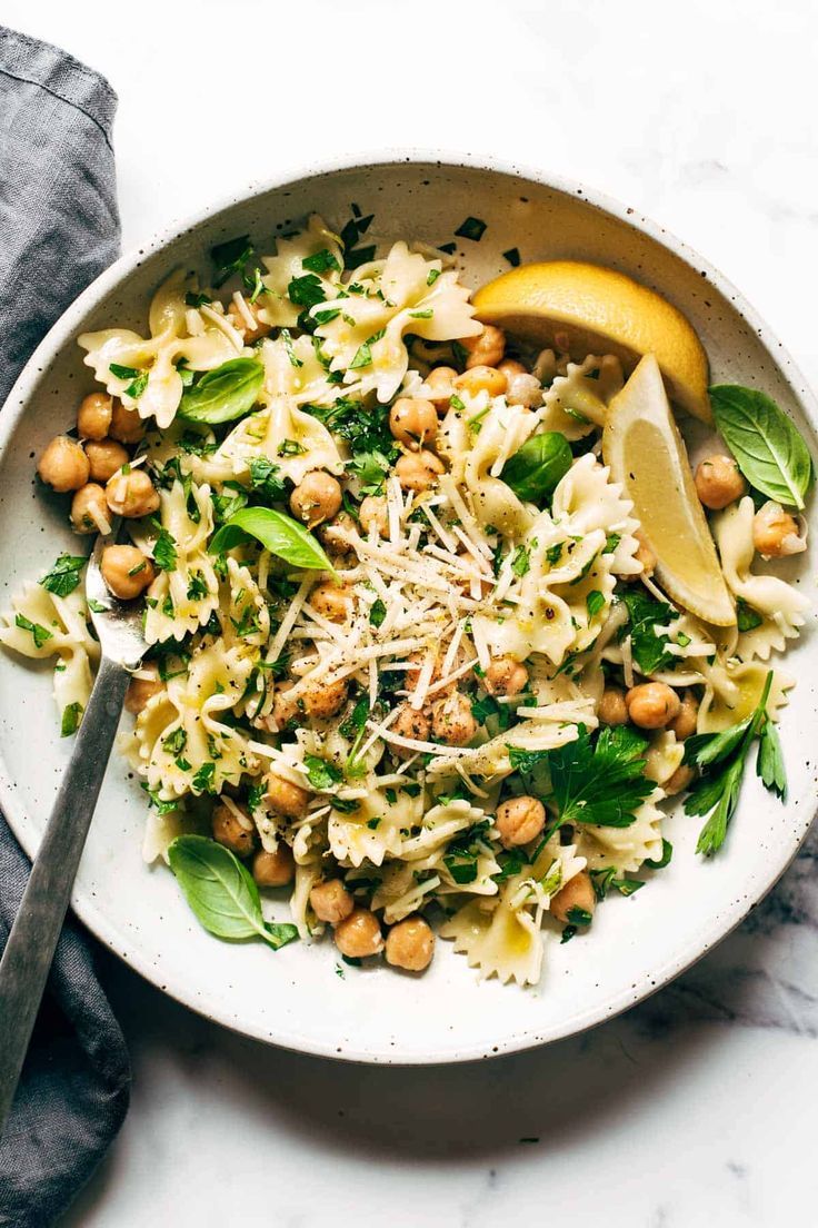 A super fresh, super summery Lemon Herb Pasta Salad! Packed with tangy marinated chickpeas, chewy pasta, lots of herbs and garlic, lemon juice and olive oil, and a handful of parmesan to top it off. Pot Pasta, Pasta Dishes, Vegetarian Recipes, Cooking Recipes, Healthy Recipes, Weeknight Recipes, Healthy Pastas, Weeknight Dinners, Healthy Vegetarian