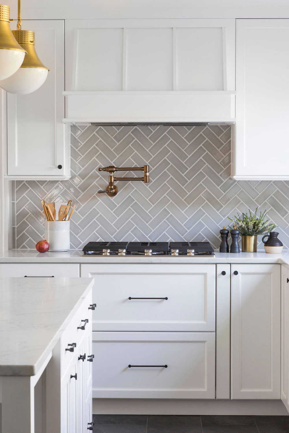 Gray Kitchen Backsplash, Grey Kitchen, Kitchen Redo, Kitchen Tiles, Home Decor Kitchen, Farmhouse Kitchen, Home Kitchens, Herringbone Backsplash, Kitchen Counter