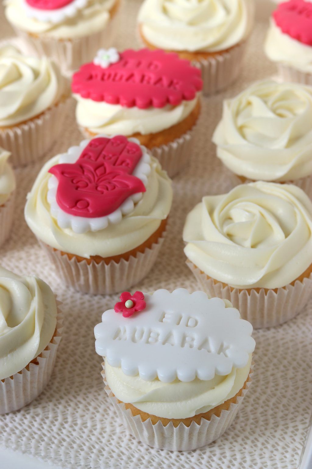 Cupcakes met Mascarpone Créme – Uit de keuken van Fatima Velvet Cupcakes, Mini Cupcakes, Ramadan, Cupcake Toppings, Cupcake Images, Iftar, Fabulous Foods, High Tea, Oreo