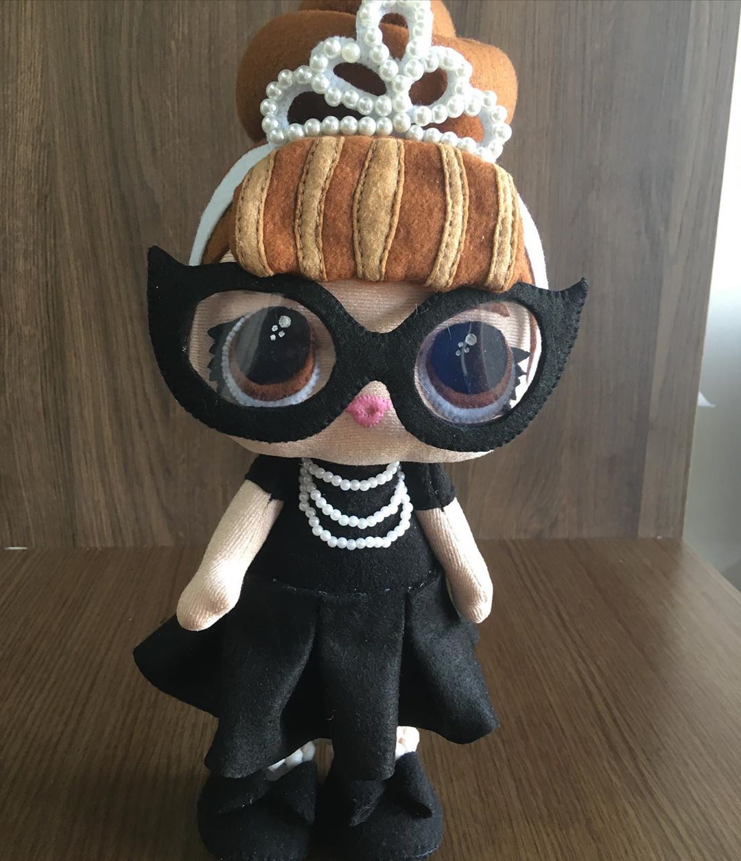 Doll Maker By Yeni On Instagram Estas Munecas Son Inspiradas En La Famosa Marca De L O L Surprise Pero Esta Nina Es Minnie Mouse Character Disney Characters